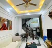 Cô Hoà sống một mình trong căn nhà Tân Mai rộng quá, giờ muốn bán để chuyển về ở cùng con gái. 
DT 36m² x  5 tầng, ba gác vào tận cửa, gần ô tô đỗ, trước nhà rộng thoáng.
Giá chỉ  6.5 tỷ (có thương lượng).