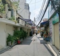BÁN NHÀ QUẬN 7 
+ Kết Cấu Nhà: MT Đang Kinh Doanh gồm trệt, lầu, ST, gồm 2PN, 2WC, Sân Thượng, Bếp, Phòng Khách 
+ Phía sau có 8 Phòng Trọ Cho Thuê 
+ Hẻm Xe Hơi, Tiện Xây Mới