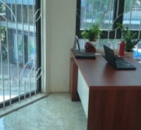 chính chủ cho thuê văn phòng tầng 2, đủ nội thất , có bàn giám đốc, bàn để hồ sơ, bàn tiếp khách

phù hợp làm văn phòng đại diện.