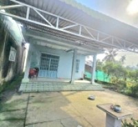 Chủ cần bán đất tặng căn nhà cấp 4. đang cho thu nhập ổn định. giá cực tốt chỉ ngang với giá nhà sổ chung.