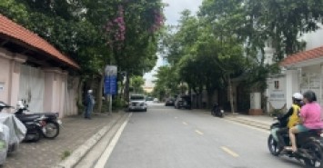 Cho thuê biệt thự Thành phố giao lưu, 200m2, 4 tầng, làm văn phòng, nhà ở.