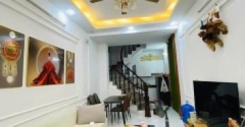 Cô Hoà sống một mình trong căn nhà Tân Mai rộng quá, giờ muốn bán để chuyển về ở cùng con gái. 
DT 36m² x  5 tầng, ba gác vào tận cửa, gần ô tô đỗ, trước nhà rộng thoáng.
Giá chỉ  6.5 tỷ (có thương lượng).