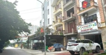 E có 3 mảnh ĐẤT SIÊU HIẾM- PHÂN LÔ Ô TÔ TRÁNH- VỈA HÈ RỘNG !!! Đồng mai hà đông - 79m giá 9 tỷ 500tr
Cách mặt đường QL6 chỉ 10m, sau làm đường QL6 thông đẹp thì giá trị đất tăng mạnh.